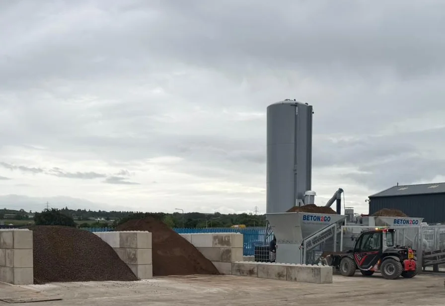 Wide view of the Paton Mix Beton2Go plant and aggregate bays