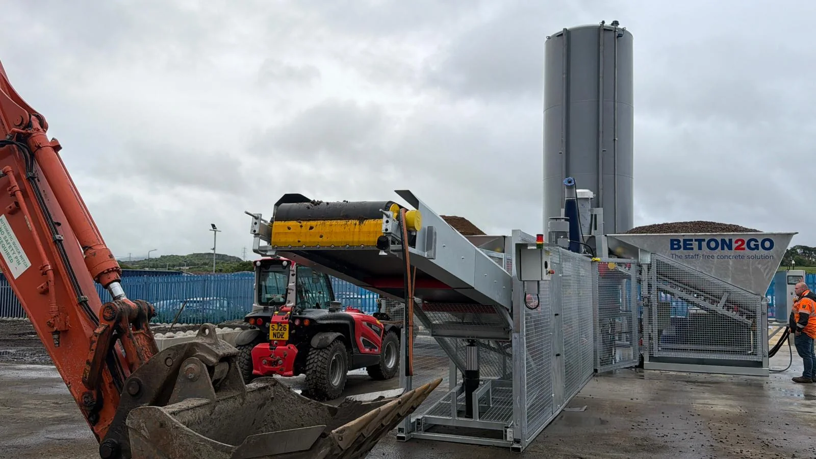 Loading aggregates into the Beton2Go plant